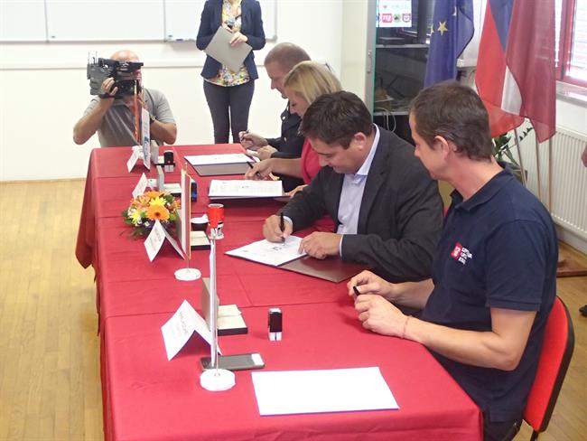 Podpisali so dogovor o delovanju, ko je potrebno oživljanje z defibrilatorjem. (foto: Simon Štern, Gasilsko reševalna služba Kranj)