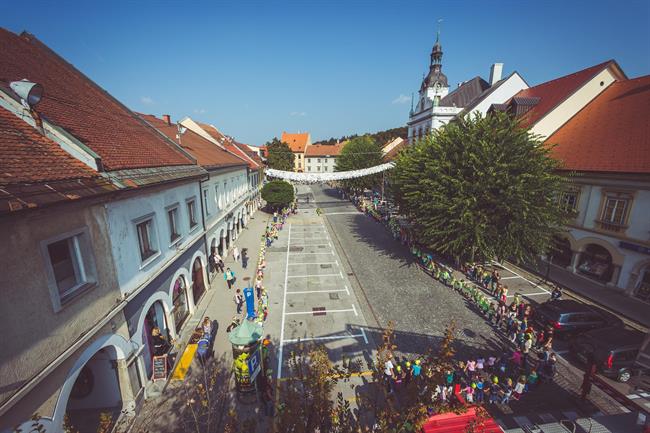 Novomeščani z objemom mesta pričeli z edinstveno okoljevarstveno kampanjo.