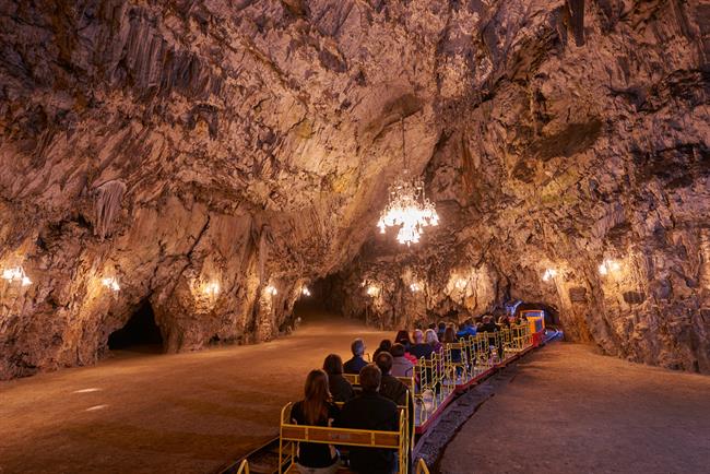 Doživetja obiskovalce spremenijo v občudovalce_foto Iztok Medija Postojnska jama