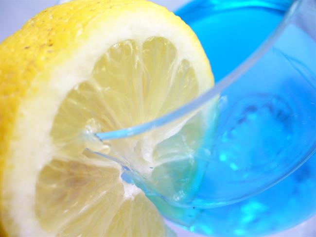Voda z limoninim sokom je zelo zdravilen jutranji napitek. (foto: freeimages.com)