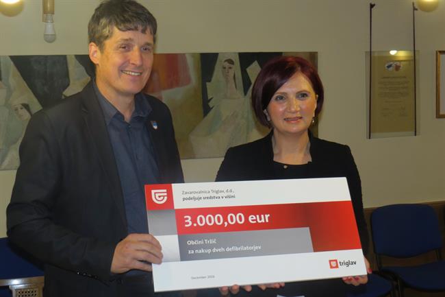 Janka Planinc, direktorica OE Kranj Zavarovalnice Triglav je predala ček tržiškemu županu mag. Borutu Sajovicu (foto Media butik)
