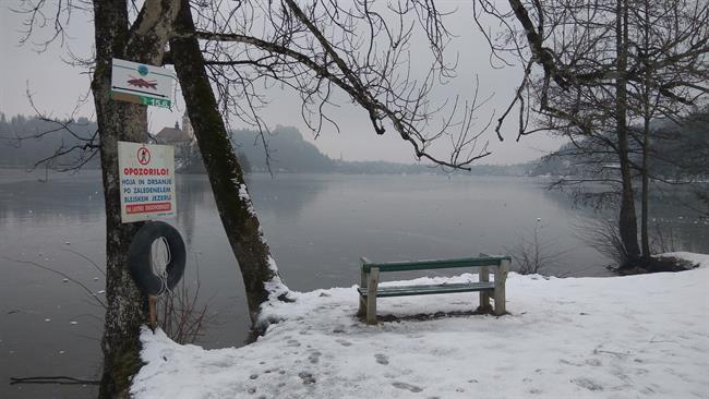 Zadrževanje na zaledenelem jezeru na Bledu in v Bohinju je nevarno!