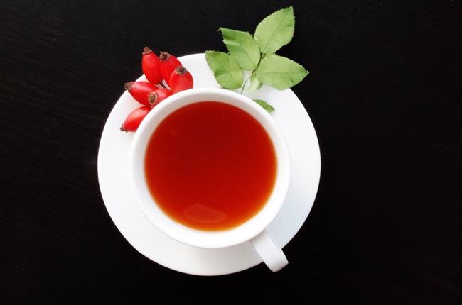 Šipkov čaj je poln vitamina C. (foto: pexels.com)