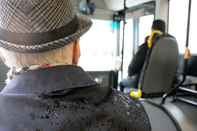 Bi bila omejitev javnih prevoznih sredstev za starejše nepravična? (foto: pexels.com)