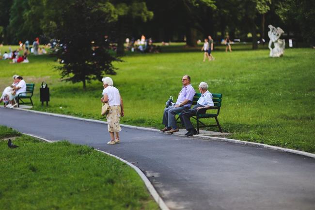Starejši pogrešajo javna stranišča in klopi za počitek. (foto: pexels.com)