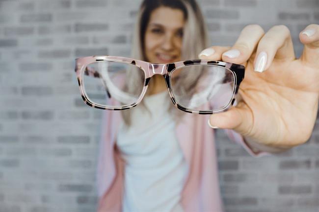 Ljudje, ki nosijo očala, imajo manj možnosti, da zbolijo. (foto: pexels.com)