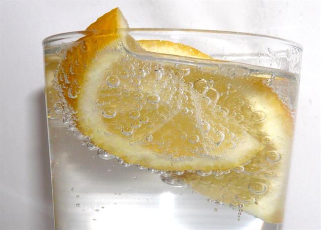 Limona in soda bikarbona ravnata trebuh. (foto: freeimages.com)