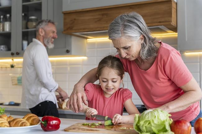 Nekoliko starejšim vnukom lahko zaupate tudi rezanje zelenjave. Če niste sigurni, ali je vnuk že dovolj spreten za uporabo nožev ali ne, se raje najprej posvetujte s starši. (Foto: Freepik.com)