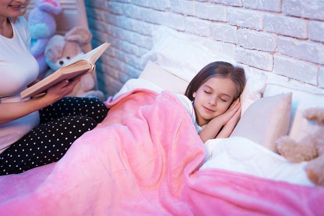 Tudi nekoliko večji otroci bodo lažje zaspali ob branju pesmic ali pravljice. (Foto: Freepik.com)