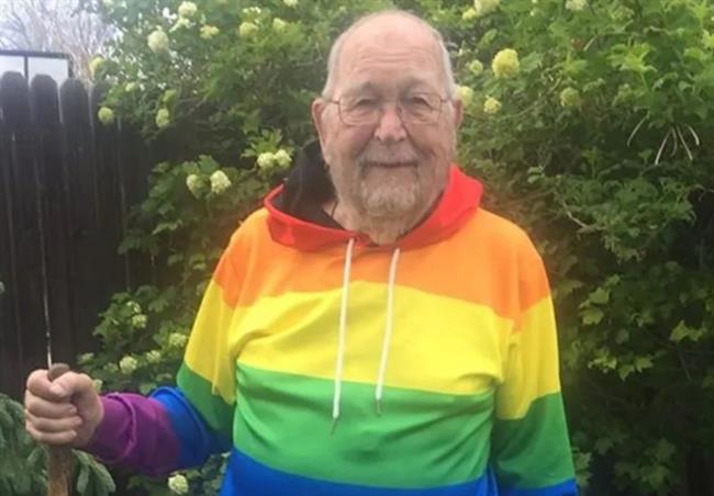 Na svoji Facebook strani ima Felts veliko fotografij s pisanim puloverjem, ki je njegov simbol razkritja homoseksualnosti. (Foto: Facebook) 