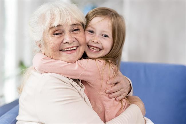 Na dan babic in dedkov obiščite stare starše ter jim povejte, kako zelo jih imate radi. (Foto: Freepik.com)
