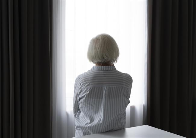 Pomembno je, da ne pozabimo, da sta za zdravje starejših lahko usodni tudi osamljenost in izolacija. (Foto: Freepik.com)