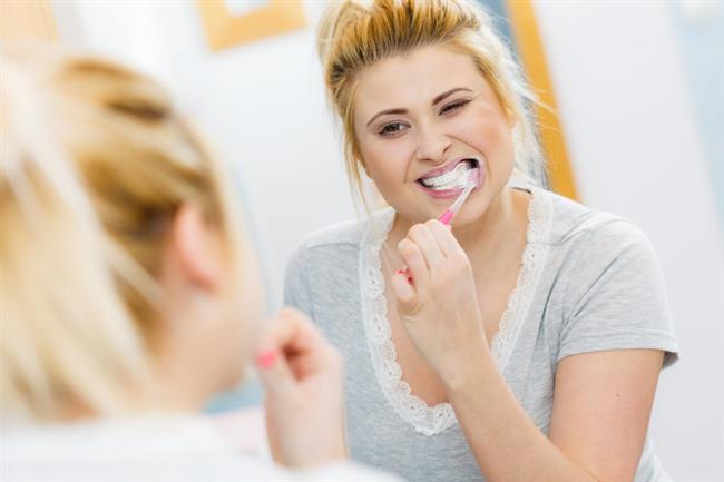 Preprečite neprijetni ustni zadah z redno higieno zob. (Foto: Freepik.com)