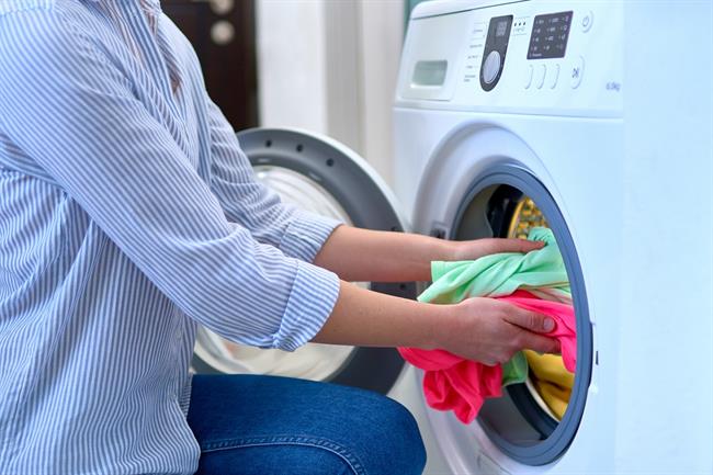 Ne drži, da se oblačila ne operejo dobro v hladni vodi, saj so pralni praški enako dobro topni v hladni ali vroči vodi. (Foto: Freepik.com)