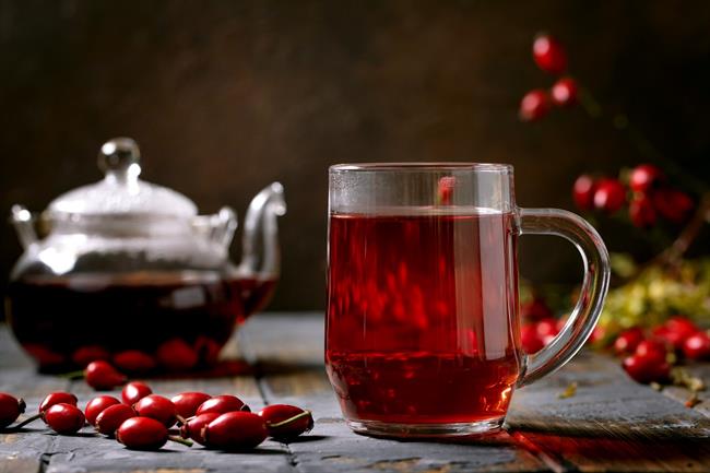 Redno pitje šipkovega čaja iz ekološkega šipka ščiti tudi pred gripo. (Foto: Freepik.com)