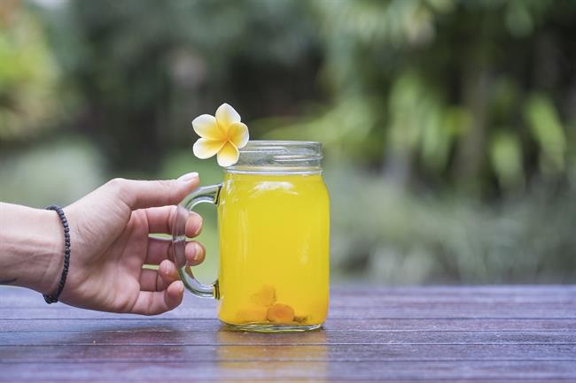 Limonada s kurkumo znanstveno dokazano pomaga lajšati depresijo. (Foto: Freepik.com)
