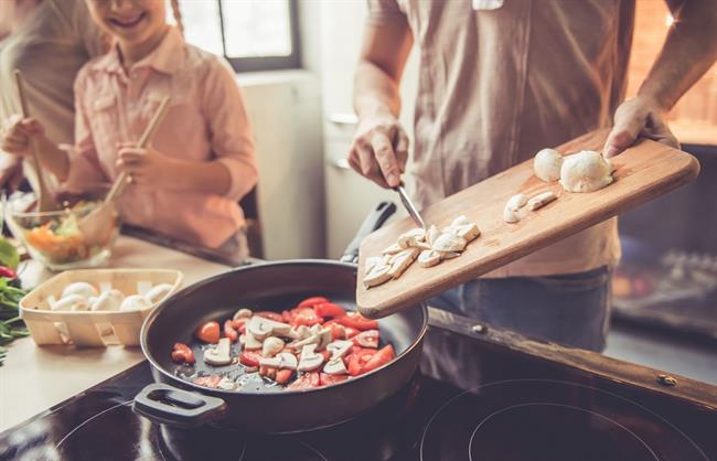 Upoštevajte te preproste trike kuharskih mojstrov in kuhanje bo veliko bolj zabavno, jedi pa okusnejše. (Foto: Freepik.com)