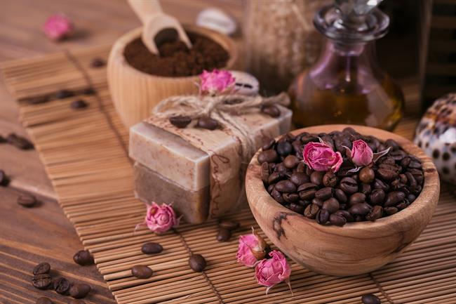 Kavo lahko uporabite tudi v boju proti celulitu ali si z njeno pomočjo pomladite kožo in polepšate lase. (Foto: Freepik.com)