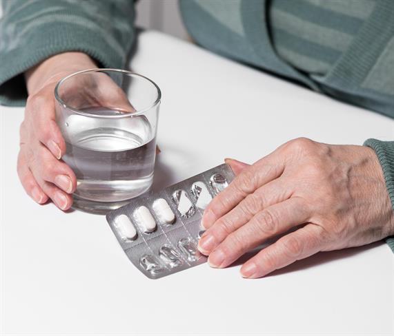 V zadnjih nekaj letih je vedno več dokazov, da je tveganje za notranje krvavitve, ki so lahko posledica redne uporabe aspirina, večje od preventivnih koristi jemanja. (FOTO: Freepik.com)