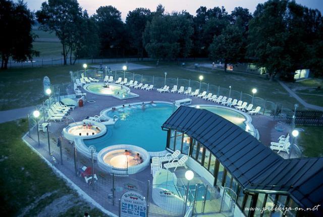 Osem notranjih in zunanjih bazenov s termalno ali navadno vodo in temperaturami od 22 do 38°C ponuja vodne užitke kopalcem vseh starosti. 