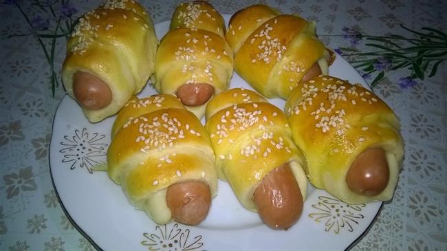 Recept za hiter hot dog. (Foto: Facebook Jožica Ostrožnik)