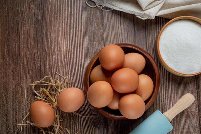  	Če vodi, v kateri kuhate jajca, dodate sodo bikarbono, se bodo ta lažje olupila. (foto: freepik.com)