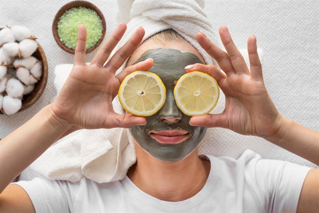Iz sadja lahko naredite osvežilno masko za obraz. (Foto: Freepik.com)