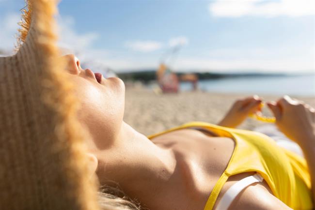 	Pretirano sončenje lahko pusti posledice na koži. (foto: Freepik.com)