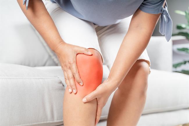 Bolečine v kolenih lahko odpravite z rumenjakom in morsko soljo. (foto: Freepik.com)