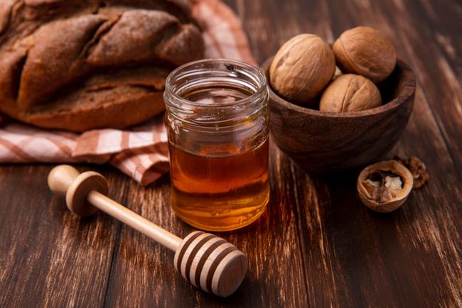 	Med in orehi so odlična kombinacija za zdravje. (foto: Freepik.com)