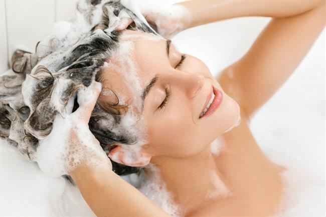 	Naredite naravni šampon za lase, ki bo okrepil vaše lasišče. (foto: Freepik.com)