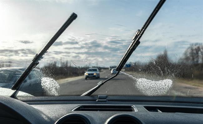 	Pena za britje prepreči, da bi se okna pri avtu rosila. (foto: Freepik.com)