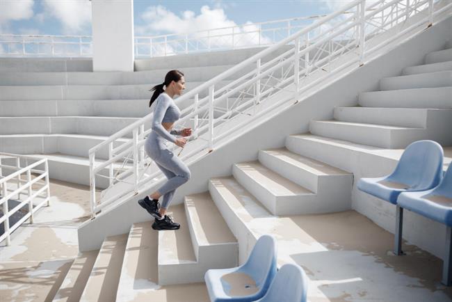 Hoja po stopnicah je zelo zdrava. (Foto: Freepik.com)