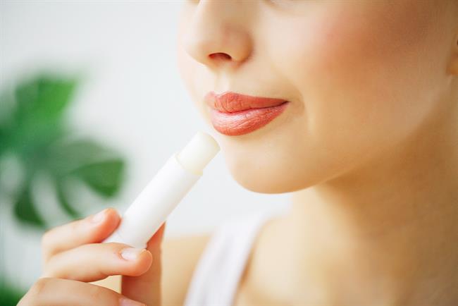 	Mazilo za ustnice lahko uporabite na več načinov. (foto: Freepik.com)