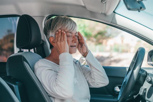 Eden od preverjenih načinov, kako presoditi, ali je starostnik z znaki demence še sposoben samostojno voziti, je opazovanje njegovega splošnega obnašanja. (foto: Freepik.com)