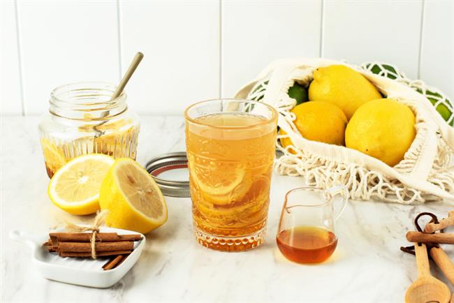 	Topla limonada ogreje telo in pospešuje prebavo. (foto: freepik.com)