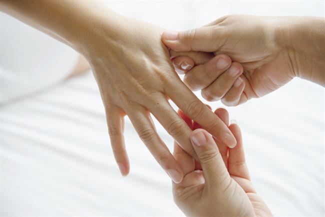 	Na rokah imamo pomembne refleksne točke, s pomočjo katerih lahko vplivamo na organe v telesu. (Foto: Freepik.com)