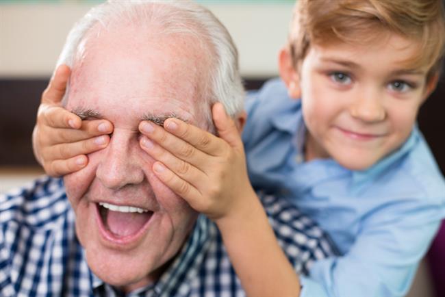 Veste, zakaj je dedek pomemben v življenju vnukov? (Foto: Freepik.com)