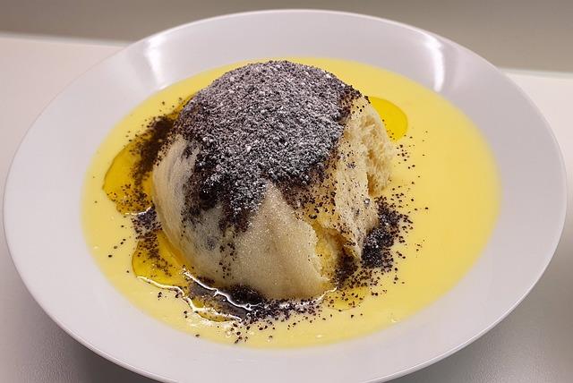 Germknödel – kvašeni cmoki z vaniljevo omako (Foto: Karmen Valant)
