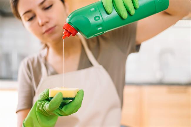 Namesto čistil, ki vsebujejo kemikalije, naredite povsem naravnega sami! (foto: Freepik.com)