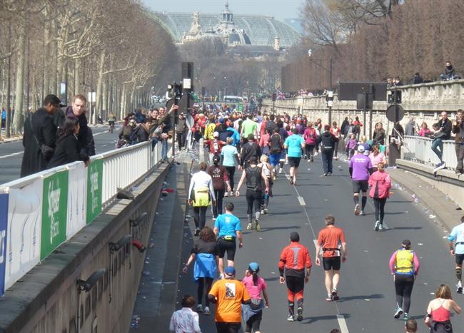 Letošnji pariški maraton je bil drugi najmnožičnejši vseh časov, v cilj je priteklo 38.690 tekačev. (foto: MojaLeta.si)