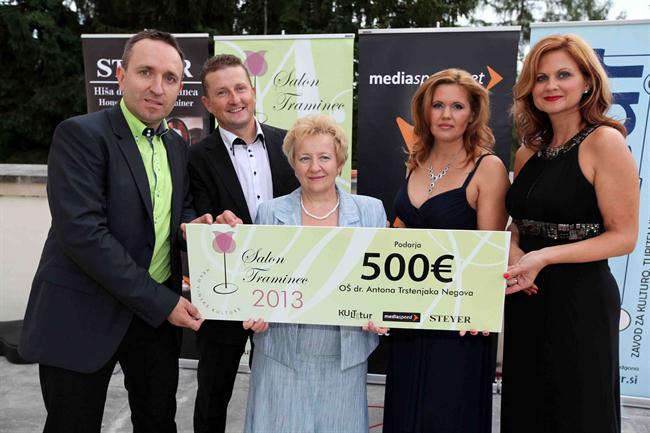 Norma Bale, Kultprotur so ravnateljici OŠ Negova predali ček v višini 500 evrov. (foto: Mediaspeed.net)