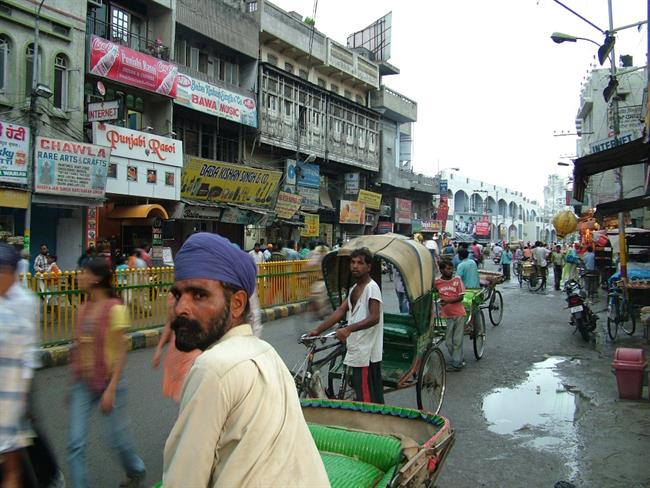 Ulica v Amritsarju. Neurejen promet, gneča, mesto je precej umazano. (foto: O.P.)