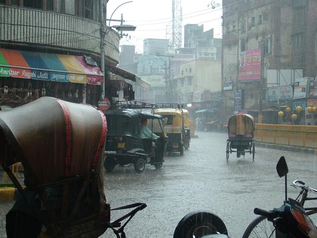 Sredi monsunskega naliva, ki je v trenutku poplavil ulice mesta. (foto: O.P.)