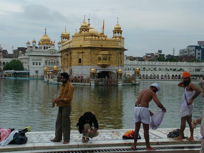 Zlati tempelj sredi jezera, kultni center Sikhov. (foto: O.P.)