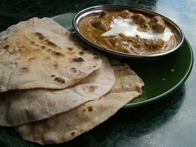 Sikhi so vegetarijanci. Pogost obrok je dal, tudi leča in riž ali čapati s pikantno omako, v kateri so kosi različne zelenjave.