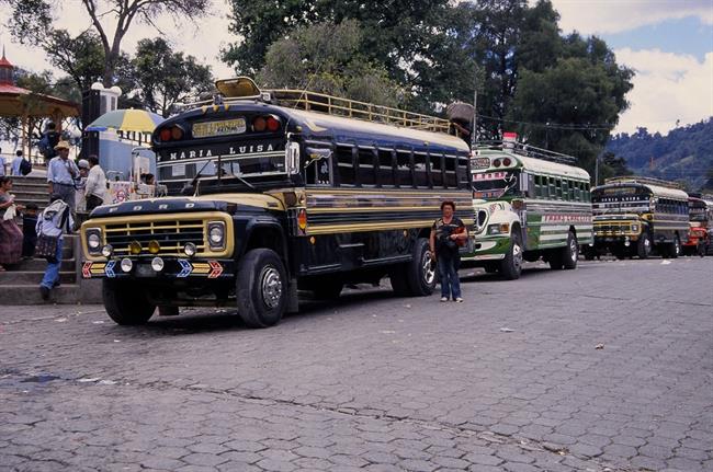 Zanimivi avtobusi so značilnost gvatemalskih cest. (foto: Olga Paušič)