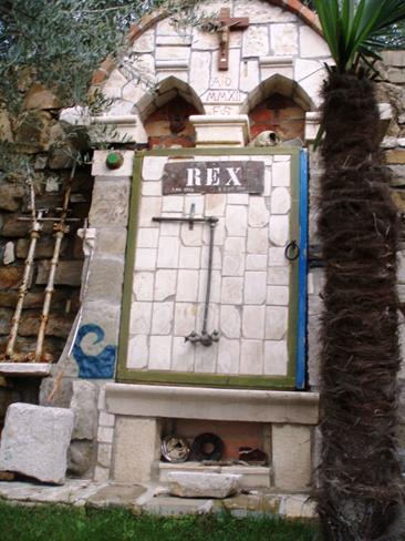 Oltar iz istrskega kamna, kopija tistega na ladji Rex. (foto: osebni arhiv)