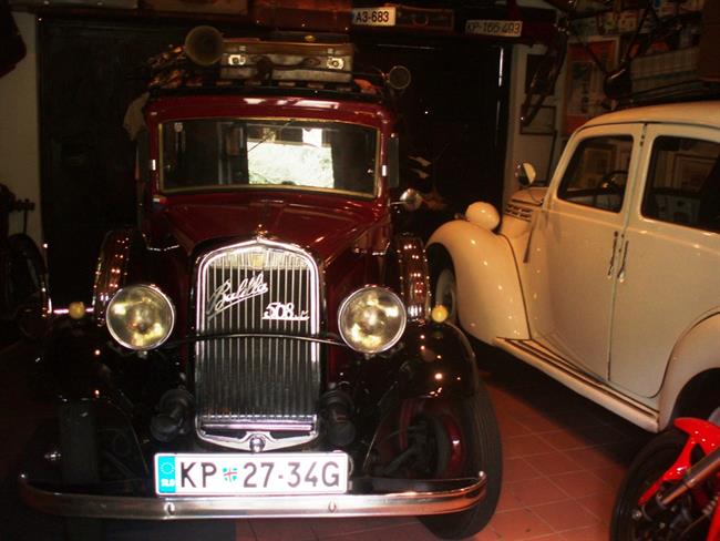 Na vrtu je Slavko postavil garažo - muzej, kjer so shranjeni avtomobili in pokali. (foto: osebni arhiv)
