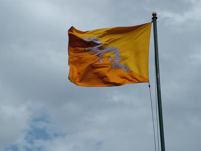 Zastava kraljevine Butan (zmaj na oranžno rdečem polju), Kraljestvo grmečega zmaja